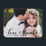 Kärlek och tack | Svart kallgrafi Foto Bröllop Magnet<br><div class="desc">Gratulerar till kärlek och visa tacksamhet med anpassadets fotot bröllop tack till er magnet! Denna unika keepy är en perfekt för att påminna dina kära om din speciella dag samtidigt som du uttrycker ditt innerliga tack på ett minnesvärt sätt. Den har ett modernt typografiskt fotoöverlägg. Anpassa genom att lägga till...</div>