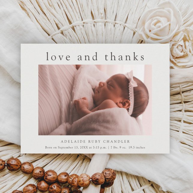 Kärlek och Tacksamhet Minimal Foto Bebis Tack Kort (Simple typographic love and thanks baby photo birth announcement thank you card.)