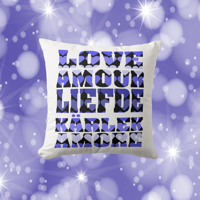Kärlek på många språk Blå Hearts Dekorativ kudde (A pillow that says love in many languages like English, French and Italian with blue hearts.)