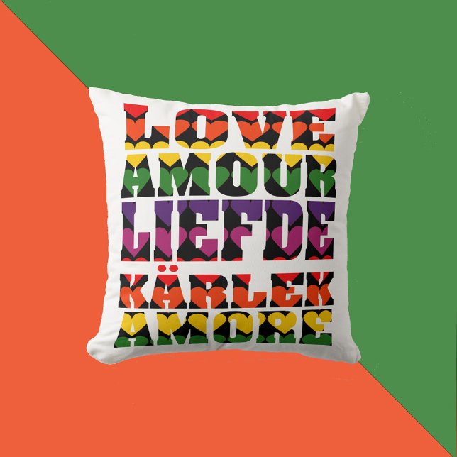 Kärlek på olika språk Hjärtat Mörk Regnbåge Kudde (A throw pillow that says love in English, French, Dutch, Swedish and Italian with rainbow hearts.)