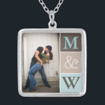 Kärlek par Foto och Initialer monogram Necklace Silverpläterat Halsband<br><div class="desc">Snygg handduk anpassad med ditt foto och initialer. Gör en vacker gåva till förlovning,  bröllop eller årsdag.</div>