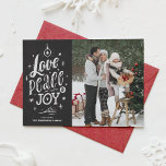 Kärlek Peace and Joy Chalkboard-julfoto Helgkort<br><div class="desc">Kärlek,  fred och glädje. Skicka helgdag önskemål till din familj och dina vänner med det här anpassadets helgdag-kort. Den har rustik handstil och en faux-kritbakgrund. Det här färgkortet för julfoto finns på andra kort-stilar.</div>