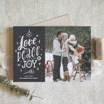 Kärlek Peace and Joy Chalkboard-julfoto Julkort<br><div class="desc">Kärlek,  fred och glädje. Skicka helgdag önskemål till din familj och dina vänner med det här anpassadets helgdag-kort. Den har rustik handstil och en faux-kritbakgrund. Det här färgkortet för julfoto finns på andra kort-stilar.</div>
