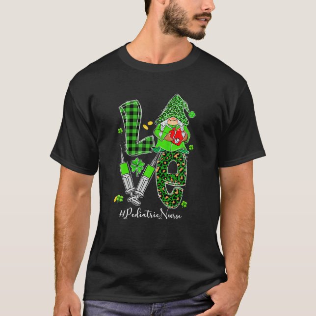 KÄRLEK Pediatriska Nurse Gnome Funny St patricks d T Shirt (Framsida)