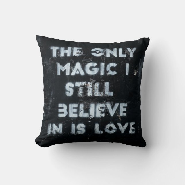 KÄRLEK QUOTE BLACK OCH WHITE GRAFFITI KUDDE (Framsida)