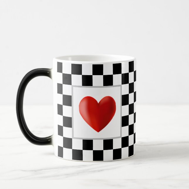 Kärlek Red Heart på Black & White Chess Magic Mugg (Vänster)