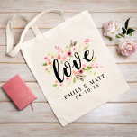 Kärlek Rosa Watercolor Flowers Bröllop Monogram Tygkasse<br><div class="desc">Personlig till säcksdesignen har ord "Kärlek" i en svart, handskriven stil, framtagen av en vacker vattenfärgfärgad blommigt med pastellpräglad rosa, och persikofärgad vår dahlia- och ro-blommor och grönt löv. Dessutom ingår ett modernt monogram och en elegant av briden & groom namn och bröllop som kan vara personlig med din anpassningsbar....</div>