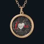 Kärlek Script Hawaii Black Sand Beach Heart Photo Guldpläterat Halsband<br><div class="desc">kärlek. Jag har tur som har sett denna hjärtformade korall sten när jag gick på den här stora hawaiiska svarta sandstranden sent på eftermiddagen. Resa tillbaka till semesterdagarna när du bäror det här fantastiska, vackra fotocharmhalsbandet. Detta halsband finns i små, medelstora och stora storlekar, såväl som i kvadratiska och cirkelformade...</div>