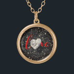 Kärlek Script Hawaii Black Sand Beach Heart Photo Guldpläterat Halsband<br><div class="desc">kärlek. Jag har tur som har sett denna hjärtformade korall sten när jag gick på den här stora hawaiiska svarta sandstranden sent på eftermiddagen. Resa tillbaka till semesterdagarna när du bäror det här fantastiska, vackra fotocharmhalsbandet. Detta halsband finns i små, medelstora och stora storlekar, såväl som i kvadratiska och cirkelformade...</div>