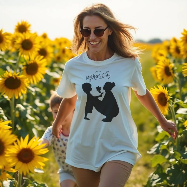 "Kärlek Shadows - Heartfilt Mor's Day Art" T Shirt (Skapare uppladdad)