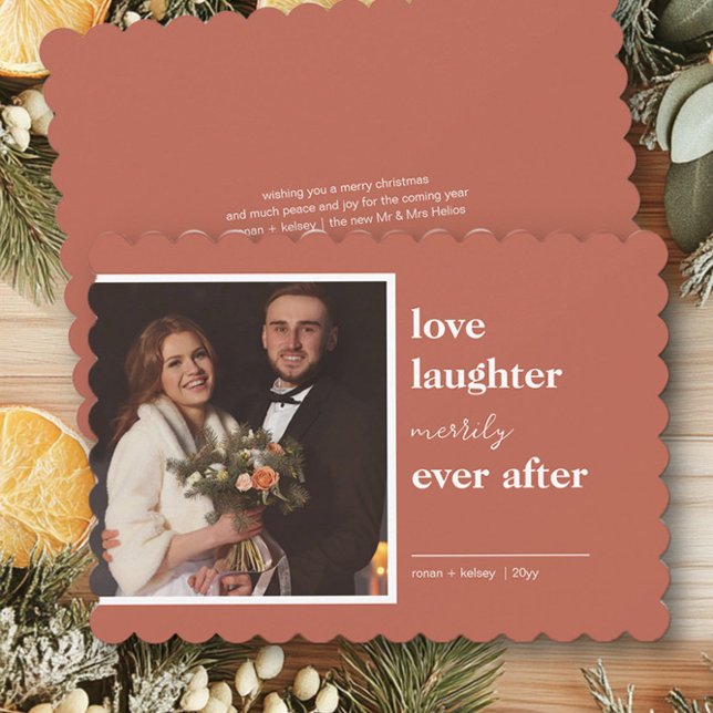 Kärlek skrattar skickligt allt efter Bröllop Photo Julkort (Merrily Ever After Christmas Photo Card by Darling & May)