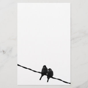 Kärlek/sparrowen parar B&W-fotoet Brevpapper