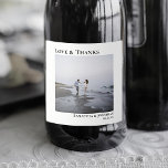 Kärlek & Tack - minimalistiskt Bröllop<br><div class="desc">De här mousserande vin-märkena är perfekt för vilken del som helst av er bröllop firande. De har en minimalistisk design med vit bakgrund och ditt fyrkantiga foto omgivet av symmetriskt placerad text - lämnat i förhållande till ovanstående och höger i enlighet med nedan. Texten lyder: Kärlek och tack, med plats...</div>
