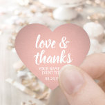 Kärlek & tack Ro Guld Faux Foil Simple Script Hjärtformat Klistermärke<br><div class="desc">Tillsätt en personlig till party favors och tackkort med anpassningsbar "kärlek och tack" hjärtformade klistermärken/kuvertförseglingar. Alla formuleringar i den här mallen är enkla att anpassa för alla tillfälle, t.ex. bröllop, möhippa, studenten, födelsedagsfest, årsdag eller pension. Rosa och vit design har en faux-ro guld-bakgrund, modern manusgrafi och snyggt-typografi, namn och datum....</div>