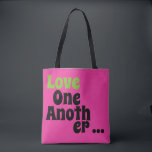 Kärlek Tygkasse<br><div class="desc">Fuchsia rosa-bakgrund med texten " Kärlek One Two" - att säga är på både fram- och baksidan.</div>