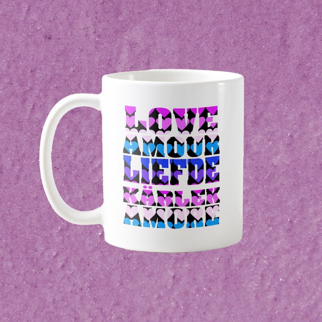 Kärlek Typografi Många språk hedrar Rosan Kaffemugg (A mug that says love with pink, purple and blue hearts)