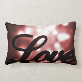 Kärlek undertecknar med rött gnistraljus bakom lumbarkudde