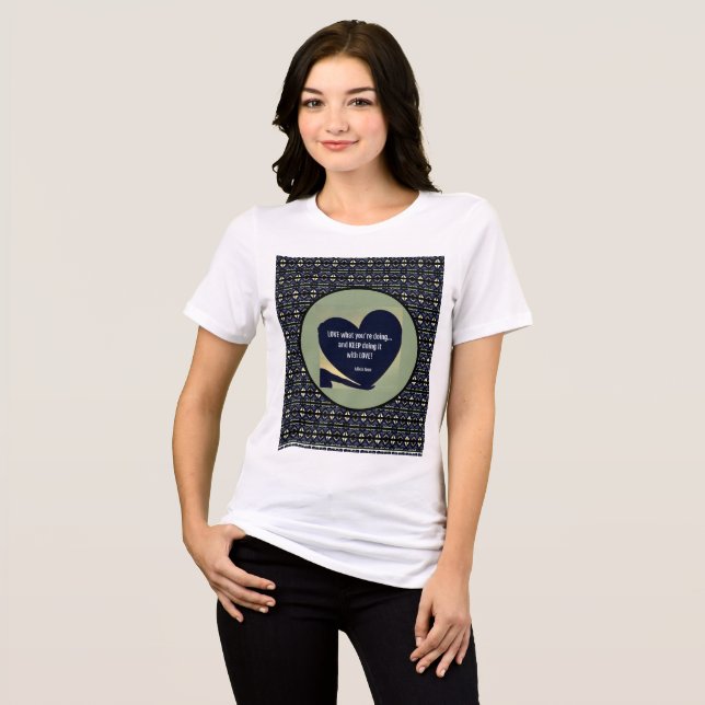 KÄRLEK Vad du gör T Shirt av Adiela Akoo (Framsida Full)