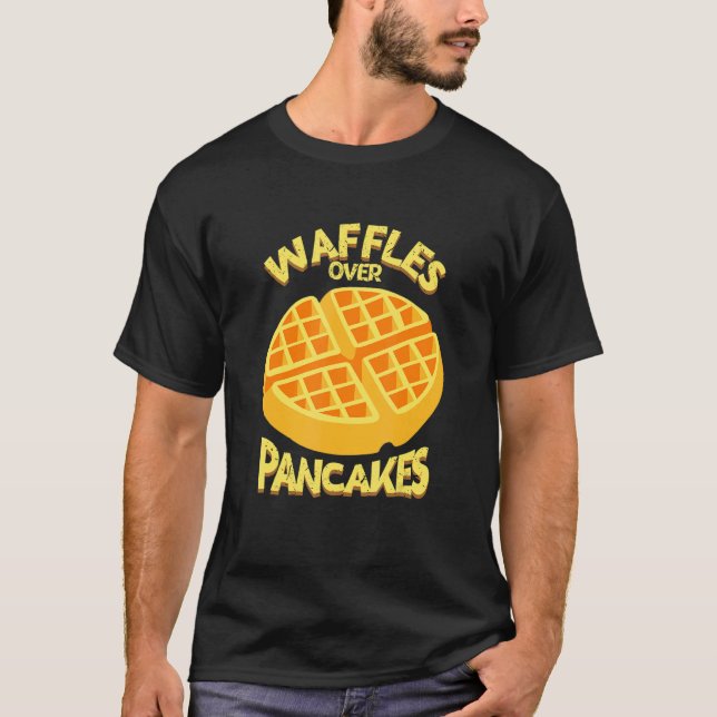 Kärlek-våfflor över pancakes Frukostvåfflor T Shirt (Framsida)
