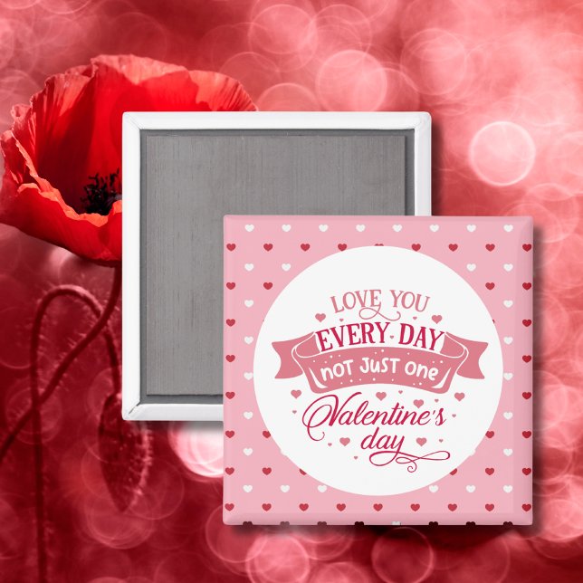 Kärlek varje dag, inte bara en dag i närheten magnet (Love you every day not just one day Festive Magnet)