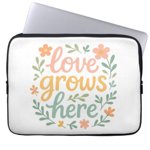 Kärlek Växer Här Cottagecore Typografi Konst Laptop Fodral