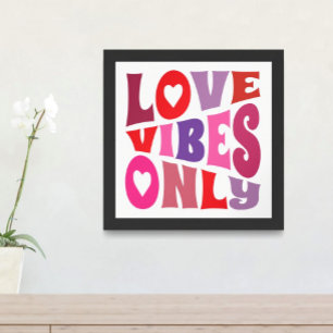 Kärlek Vibes Endast fet Typography Red Rosa Lila Poster