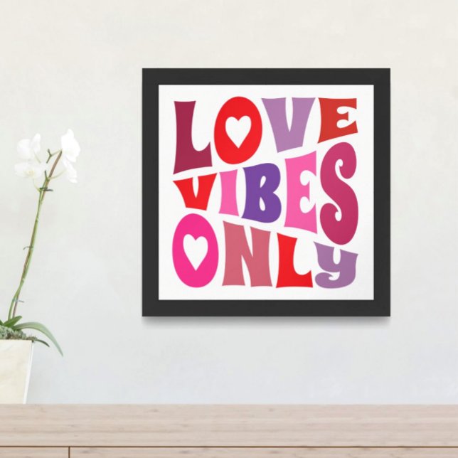 Kärlek Vibes Endast fet Typography Red Rosa Lila Poster (Skapare uppladdad)