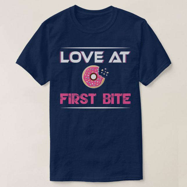 Kärlek vid första bitan Donut Baker Baking Pastry  T Shirt (Design framsida)