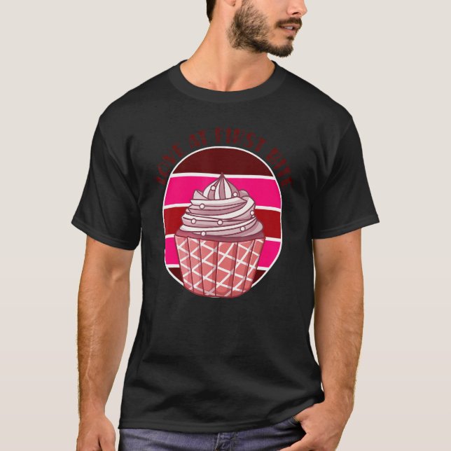 Kärlek vid första Bitan Retro Cupcoa T Shirt (Framsida)