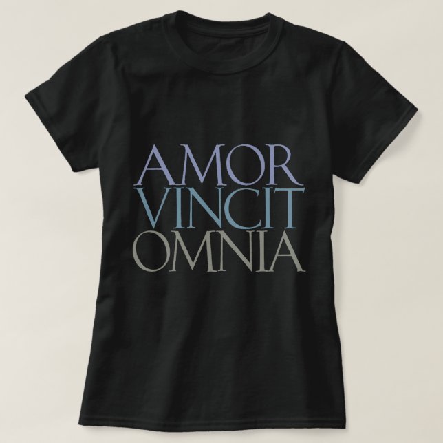 Kärlek Vincit Omnia - Kärlek erövrar alla T Shirt (Design framsida)