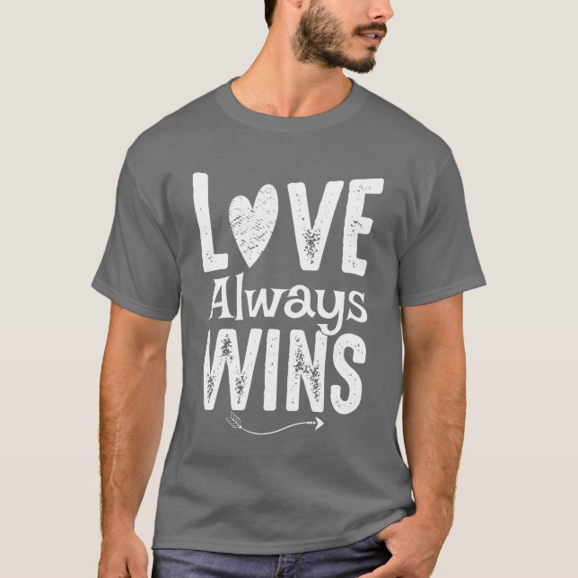 Kärlek Vinner Kärlek Vinner Alltid Retro T Shirt (Framsida)