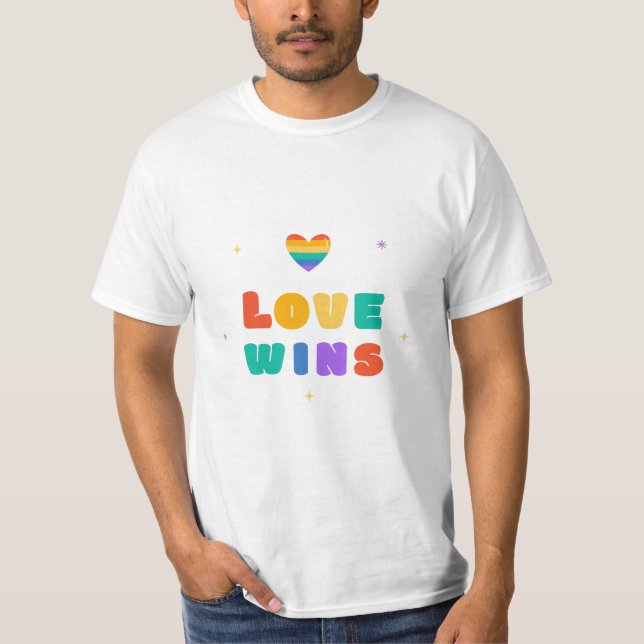Kärlek vinner med regnbåge t shirt (Framsida)