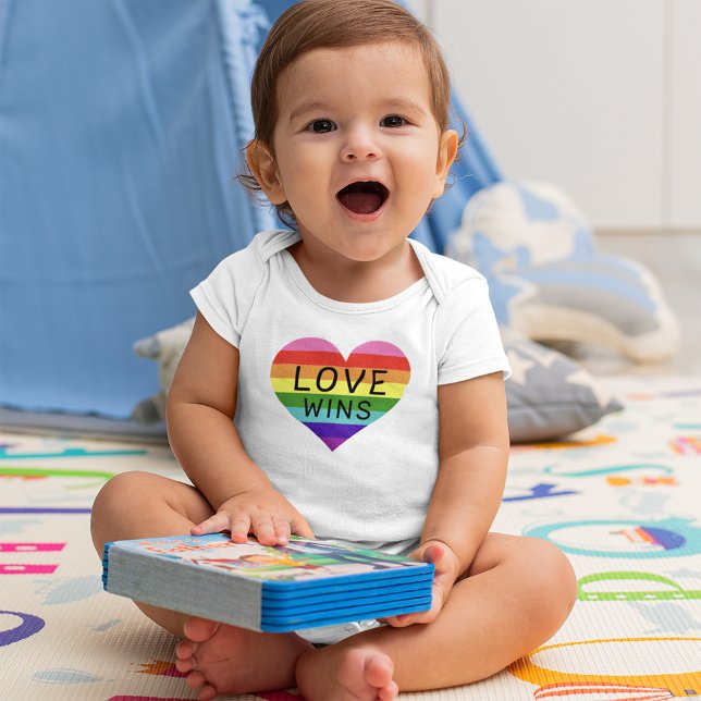 Kärlek Vinner Regnbåge Hjärtbaby Vit T Shirt (Skapare uppladdad)
