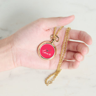 Kärlek, vit text om rosa armbandsur