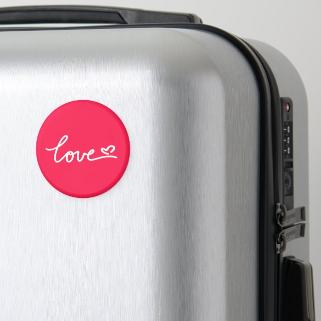 Kärlek, vit text om rosa magnet (In Situ (Luggage))