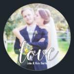 KÄRLEK White Typography Wedding Favor Stickers Runt Klistermärke<br><div class="desc">KÄRLEK White Typography Wedding Favor Stickers. Anpassa med valfri text.</div>