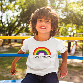 Kärlek Wins Rainbow Färg LGBTQ Pride Månad T Shirt