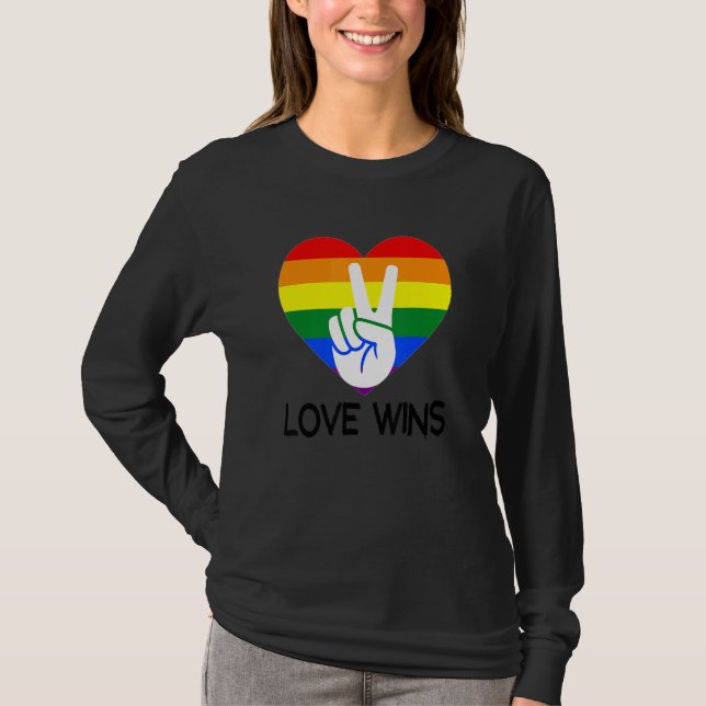 Kärlek Wins Rainbow Flagga Heart Gay pride Lesbisk T Shirt (Framsida)