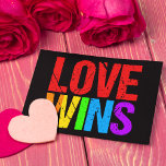 Kärlek Wins Rainbow Gay pride HGBTQ Vykort<br><div class="desc">Gay Marriage har godkänts av Högsta domstolen! Slutligen kan homosexuella och lesbisk par åtnjuta de höger de förtjänar. Vackra regnbågsbokstäver för att fira denna historiska dag för HBT-partiet.</div>
