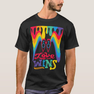 Kärlek Wins Rainbow med Mars Symbol för Gay Kärlek T Shirt