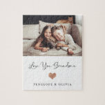 Kärlek You Grandma | Foto och skript och hjärta Pussel<br><div class="desc">Det här enkla och snyggt pusslet säger "Kärlek you Grandma" i trendiget,  handskrivet svart skript med ett faux ro guld utseende hjärta och en plats för hennes barnbarns namn. Det finns också utrymme att visa ditt favoritfoto.</div>