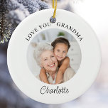 Kärlek You Grandma Keepsakus Photo Julgransprydnad Keramik<br><div class="desc">Denna moderna mormor behåller sitt prydnadsämne "Kärlek you Grandma" och är lätt att anpassade med ditt namn och din bild. Det är en speciell gåva till en speciell morförälder.</div>