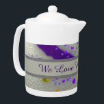 Kärlek You Grandma Modern Paint Splatter Abstrakt<br><div class="desc">Tekannan i personlig ger mormor en pulserande design för att väcka henne på morgonen eller lägga till en stänk i färg till hennes eftermiddagstes. Den här konstnärliga tekannan har lila och gult färgstänk mot bakgrund av silver. En grått-banderoll över mitten ger en solid bakgrund för "We Kärlek You, Grandma" som...</div>