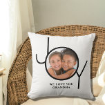 Kärlek You Grandma Personlig Photo Kudde<br><div class="desc">Den här snyggten är Photo Pillow dekorerad med ord JOY och säger: "Vi Kärlek er farmor". Anpassade med fotot skapar att det här är en perfekt keepsaki-gåva till mormor.</div>