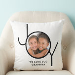 Kärlek You Grandma Personlig Photo Kudde<br><div class="desc">Den här snyggten är Photo Pillow dekorerad med ord JOY och säger: "Vi Kärlek er farmor". Anpassade med fotot skapar att det här är en perfekt keepsaki-gåva till mormor.</div>