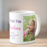 Kärlek You Grandma Photo Lila Rosa Kaffemugg<br><div class="desc">Fira Grandma med den här anpassningsbarnas fotodesign som innehåller två foton av ett barnbarn eller barnbarn samt lila och rosa text. Du kan anpassa uttrycket till "I Kärlek You" eller "We Kärlek You" och anpassa om hon heter "Grandma", "Nana", "Mamma Mamma" osv. Du kan också lägga till barnbarns eller barnbarns...</div>