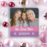 Kärlek You Grandma | Rosa Färg Block 2 Photo Julgransprydnad Keramik<br><div class="desc">Det här trendiget och snyggtens prydnadsföremål för julen innehåller två foton av dig och din mormor,  med moderna färg-block i rosa och lavendel lila med vit handskriven manustypografi och söta,  manliga hjärtan. Ornamenten säger "vi kärlek du mormor".</div>