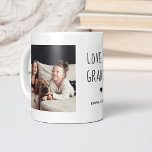 Kärlek You Grandma | Två foto-handskrivna texter Kaffemugg<br><div class="desc">Den här enkla och snyggt svarta och vita mugg säger "Kärlek you Grandma" i trendig,  handskriven svart text med ett passande hjärta och en punkt för ditt namn. Det finns också utrymme att visa två av dina favoritfoton för en gåva som din mormor kommer att ge kärlek.</div>