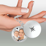 Kärlek You Mamma Anpassningsbar Year Personlig Pho Berlockhalsband<br><div class="desc">Elegantens fotoskåp för mamma. Mallen är inställd så att du kan lägga till ett eget foto och du kan även redigera all text om du vill. Ordalydelsen sitter på ett halvgenomskinligt gräns-överlägg ovanför fotot. Exempeltexten lyder "kärlek ♥ du ♥ mamma ... [namn] ♥ [år]" i modern versaltypografi. Om du har...</div>