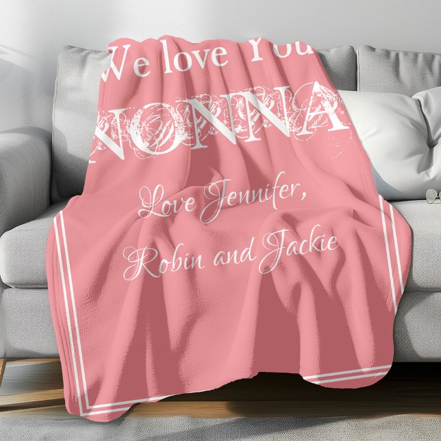 Kärlek You NONNA Elegant Script Barnbarn Namn Cute Fleecefilt ("We Love You NONNA" elegant blush pink personalized fleece blanket.)